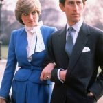 Februarie 1981 – în ziua în care și-au anunțat logodna, Diana purta un costum albastru și o cămașă cu fundă, iar pe deget – inelul cu safire și diamante pe care astăzi în poartă Kate