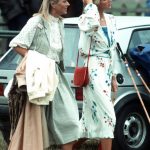 Iulie 1983 – cu prietena ei, Susan Ferguson, la un meci de polo. Mereu și-a asortat pantofii roșii cu geanta roșie